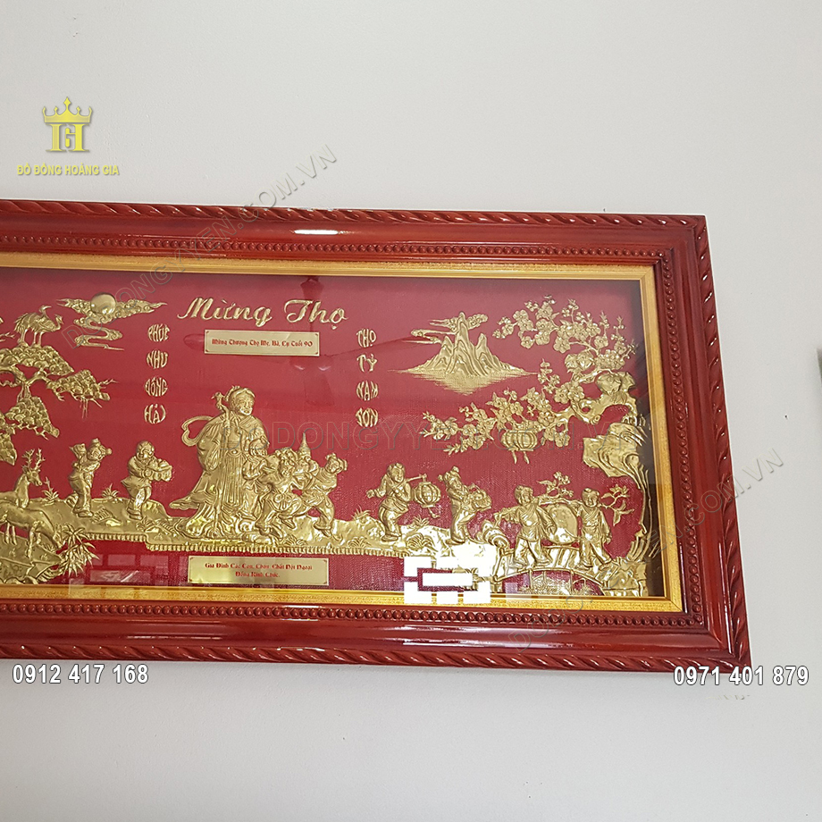 Nổi bật tr&ecirc;n nền đỏ l&agrave; h&igrave;nh ảnh cụ b&agrave; v&ocirc; c&ugrave;ng hiền hậu cũng c&aacute;c ch&aacute;u nhỏ